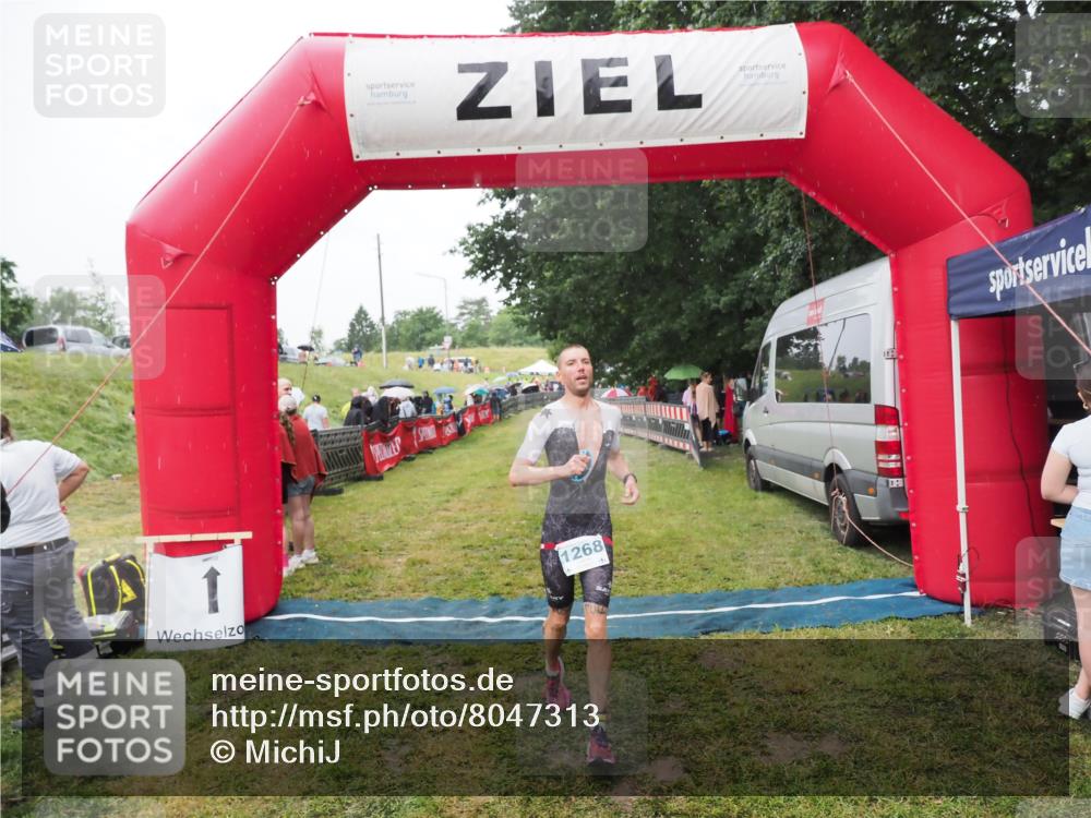 21.06.2025 - 27. Vierlanden-Triathlon MichiJ http://msf.ph/oto/8047313 15.06.2026 14:11:20 Ziel 1268 meine-sportfotos.de