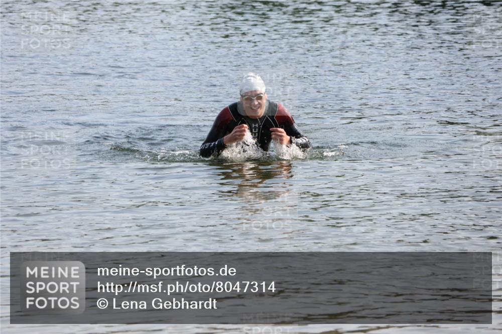 15.06.2025 - 27. Vierlanden-Triathlon Lena Gebhardt http://msf.ph/oto/8047314 15.06.2025 08:47:25 Schwimmen 48 meine-sportfotos.de