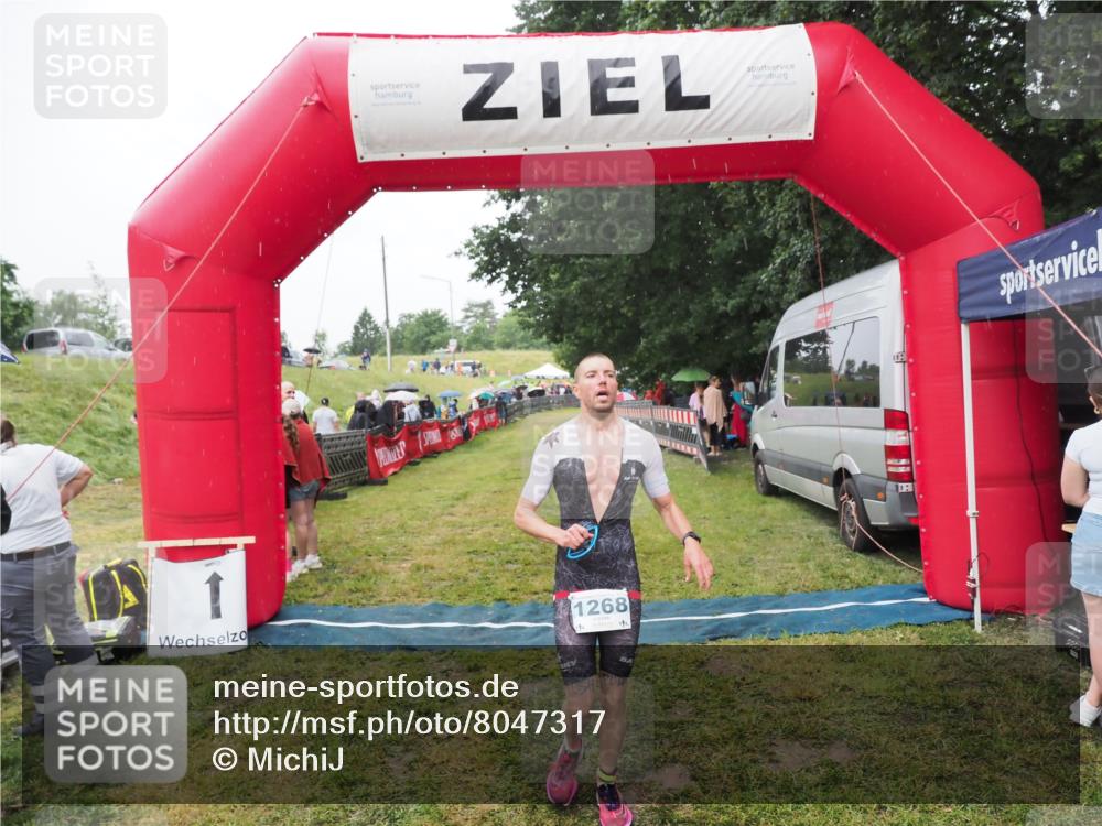 21.06.2025 - 27. Vierlanden-Triathlon MichiJ http://msf.ph/oto/8047317 15.06.2026 14:11:20 Ziel 1268 meine-sportfotos.de
