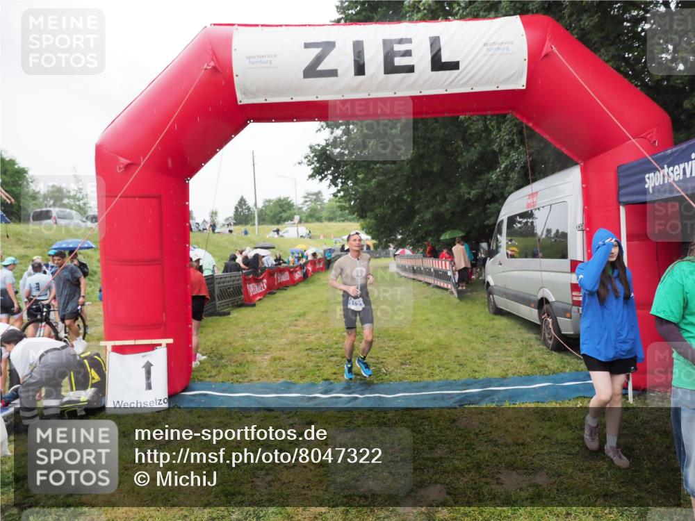 21.06.2025 - 27. Vierlanden-Triathlon MichiJ http://msf.ph/oto/8047322 15.06.2026 14:12:13 Ziel 1121 meine-sportfotos.de