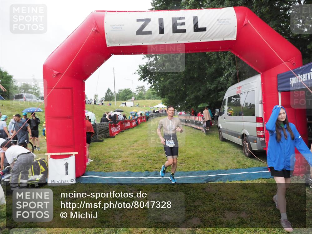 21.06.2025 - 27. Vierlanden-Triathlon MichiJ http://msf.ph/oto/8047328 15.06.2026 14:12:14 Ziel 1121 meine-sportfotos.de