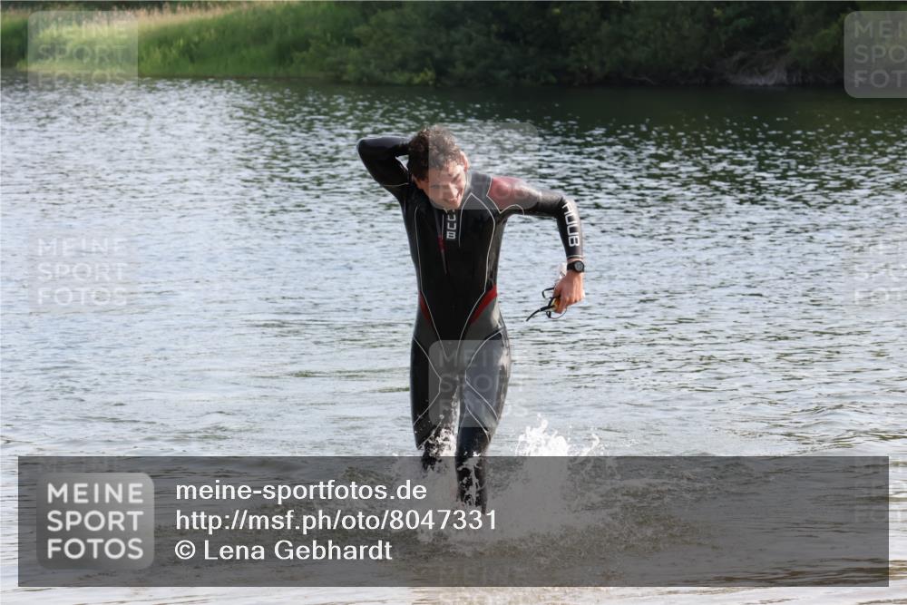 15.06.2025 - 27. Vierlanden-Triathlon Lena Gebhardt http://msf.ph/oto/8047331 15.06.2025 08:47:31 Schwimmen 48 meine-sportfotos.de