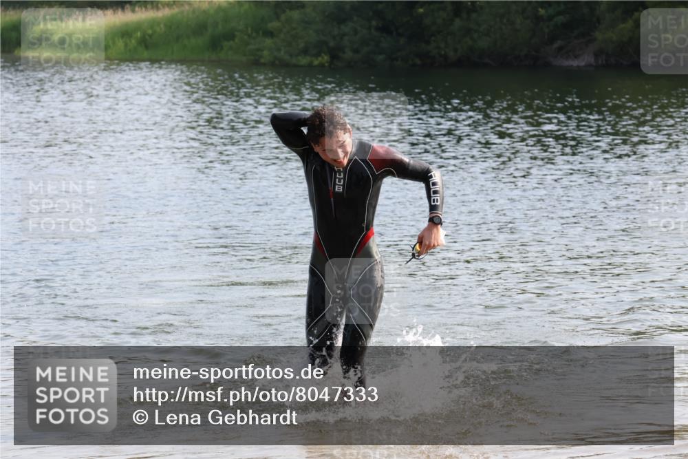 15.06.2025 - 27. Vierlanden-Triathlon Lena Gebhardt http://msf.ph/oto/8047333 15.06.2025 08:47:31 Schwimmen 48 meine-sportfotos.de
