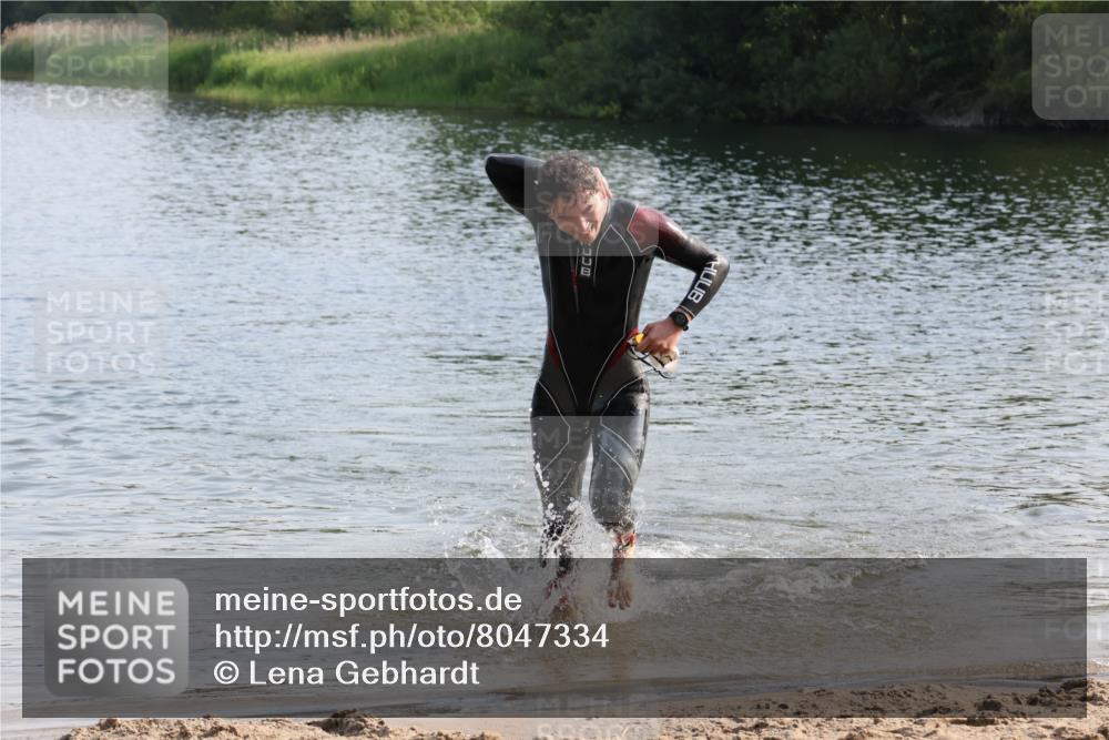 15.06.2025 - 27. Vierlanden-Triathlon Lena Gebhardt http://msf.ph/oto/8047334 15.06.2025 08:47:32 Schwimmen 48 meine-sportfotos.de
