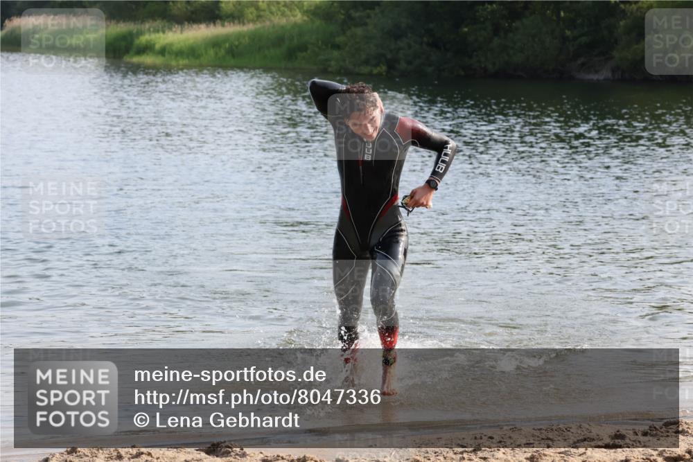 15.06.2025 - 27. Vierlanden-Triathlon Lena Gebhardt http://msf.ph/oto/8047336 15.06.2025 08:47:32 Schwimmen 48 meine-sportfotos.de