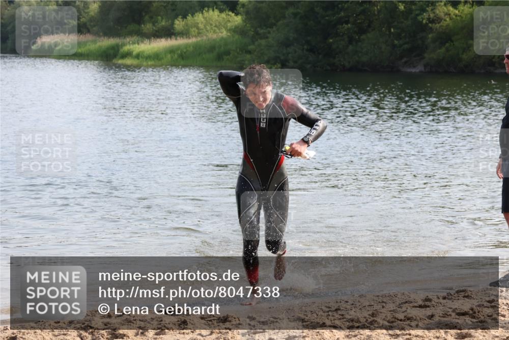 15.06.2025 - 27. Vierlanden-Triathlon Lena Gebhardt http://msf.ph/oto/8047338 15.06.2025 08:47:33 Schwimmen 48 meine-sportfotos.de