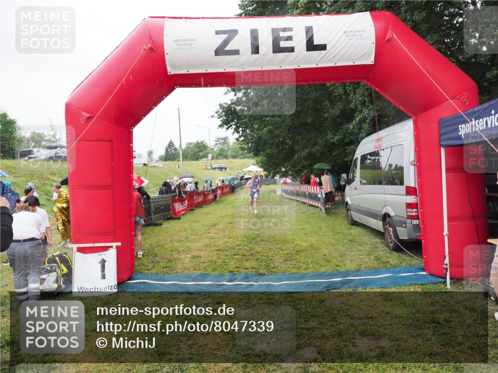 21.06.2025 - 27. Vierlanden-Triathlon MichiJ http://msf.ph/oto/8047339 15.06.2026 14:12:33 Ziel 1279 meine-sportfotos.de
