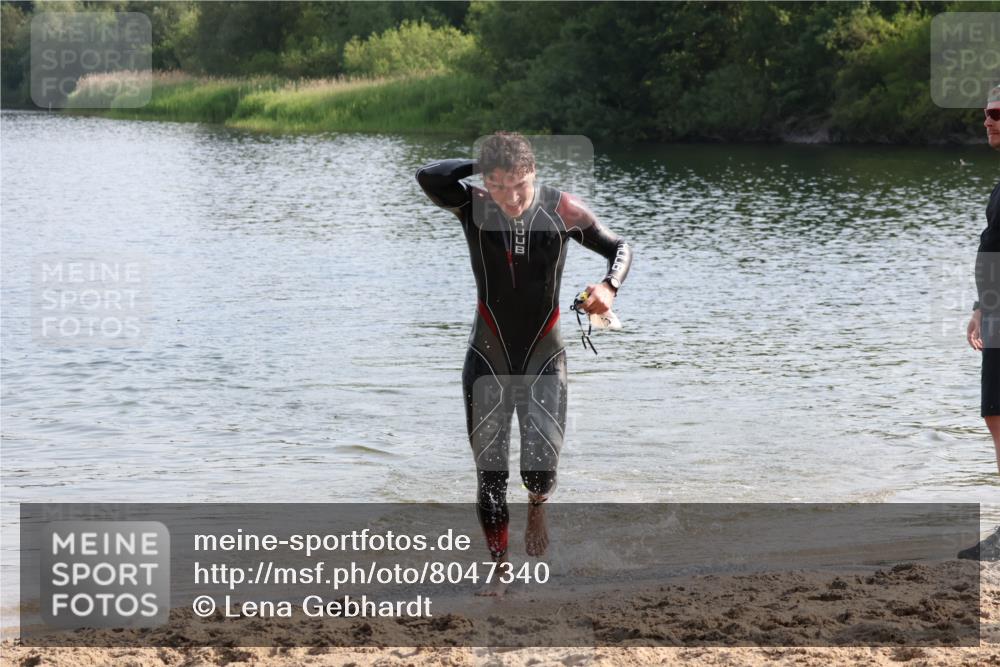 15.06.2025 - 27. Vierlanden-Triathlon Lena Gebhardt http://msf.ph/oto/8047340 15.06.2025 08:47:33 Schwimmen 48 meine-sportfotos.de