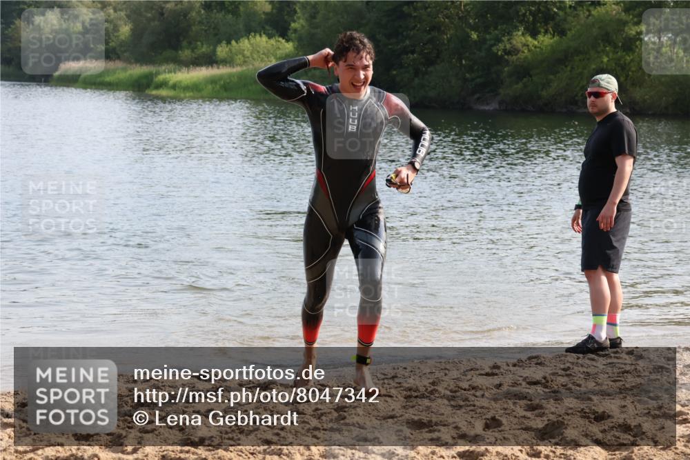 15.06.2025 - 27. Vierlanden-Triathlon Lena Gebhardt http://msf.ph/oto/8047342 15.06.2025 08:47:34 Schwimmen 48 meine-sportfotos.de