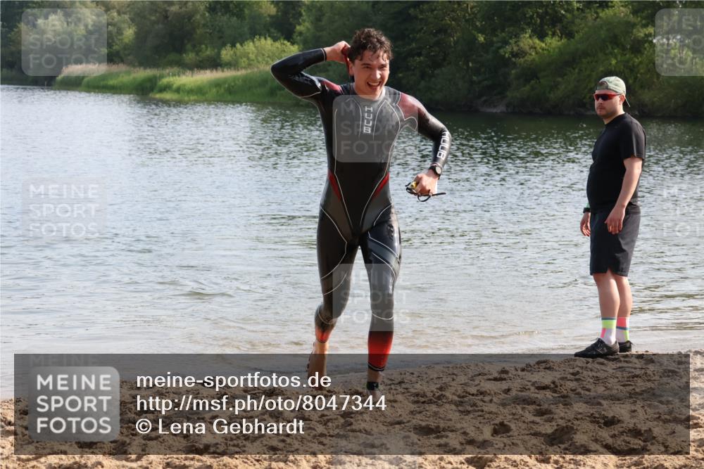 15.06.2025 - 27. Vierlanden-Triathlon Lena Gebhardt http://msf.ph/oto/8047344 15.06.2025 08:47:34 Schwimmen 48 meine-sportfotos.de