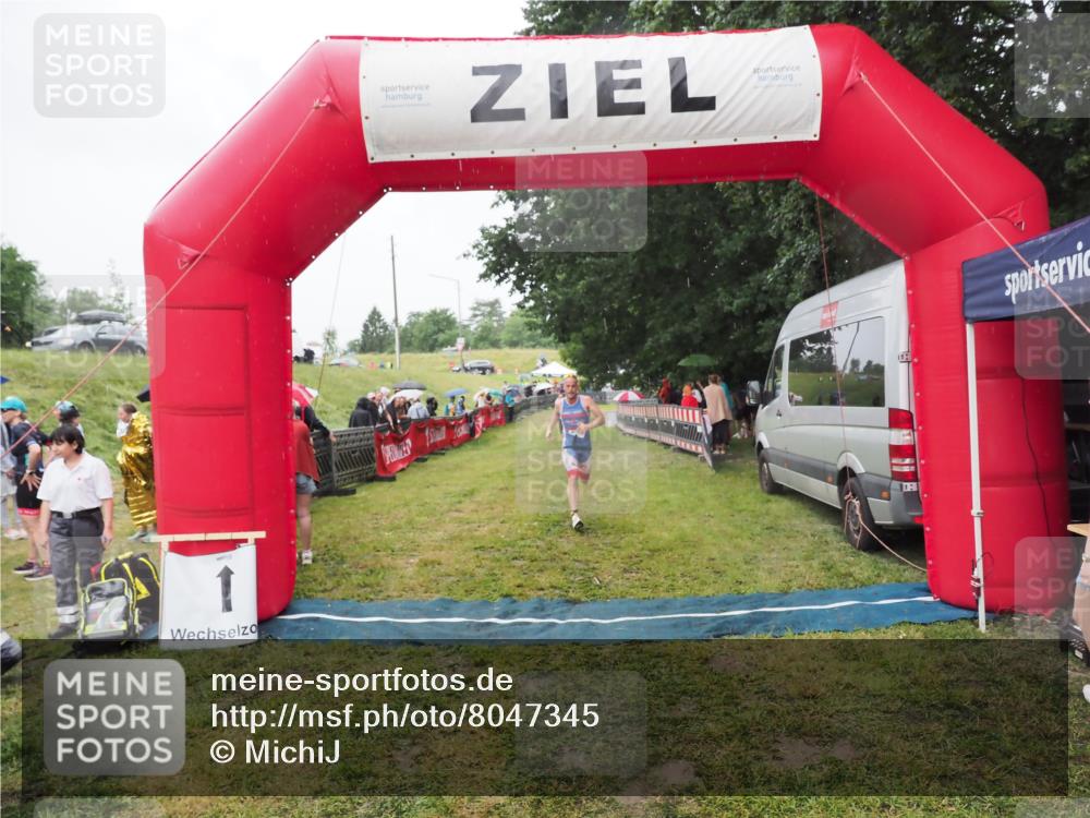 21.06.2025 - 27. Vierlanden-Triathlon MichiJ http://msf.ph/oto/8047345 15.06.2026 14:12:35 Ziel 19, 1279 meine-sportfotos.de