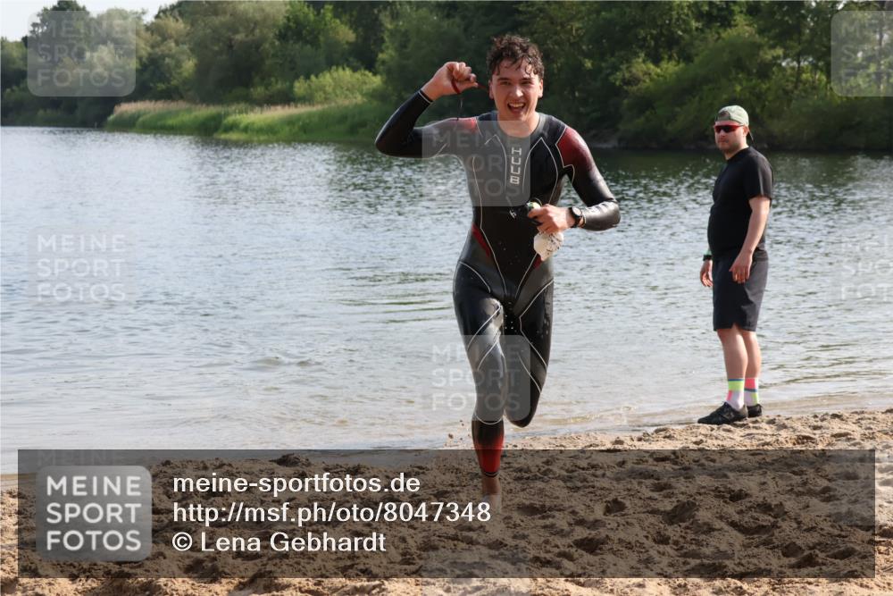 15.06.2025 - 27. Vierlanden-Triathlon Lena Gebhardt http://msf.ph/oto/8047348 15.06.2025 08:47:34 Schwimmen 48 meine-sportfotos.de