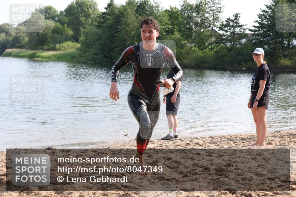 15.06.2025 - 27. Vierlanden-Triathlon Lena Gebhardt http://msf.ph/oto/8047349 15.06.2025 08:47:35 Schwimmen 48 meine-sportfotos.de