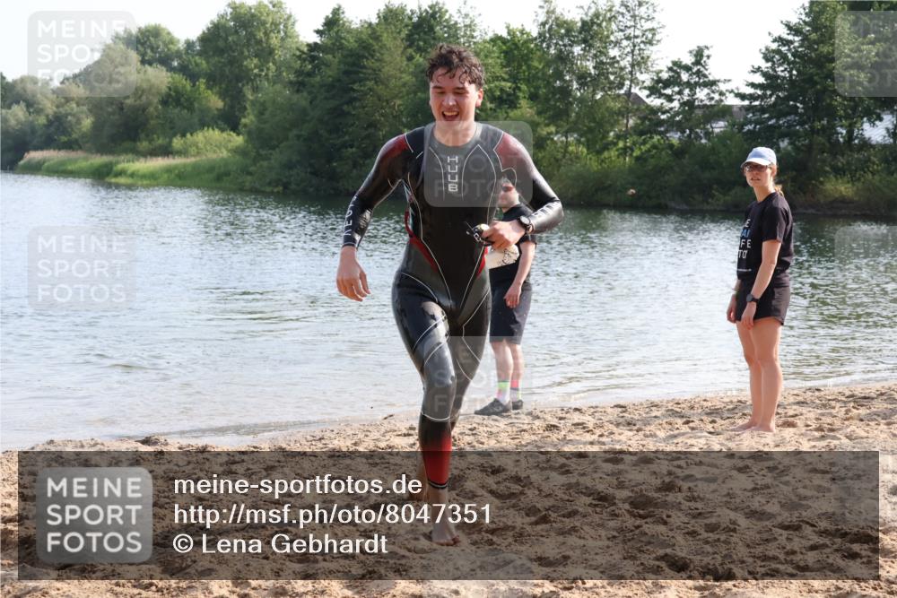 15.06.2025 - 27. Vierlanden-Triathlon Lena Gebhardt http://msf.ph/oto/8047351 15.06.2025 08:47:35 Schwimmen 48 meine-sportfotos.de