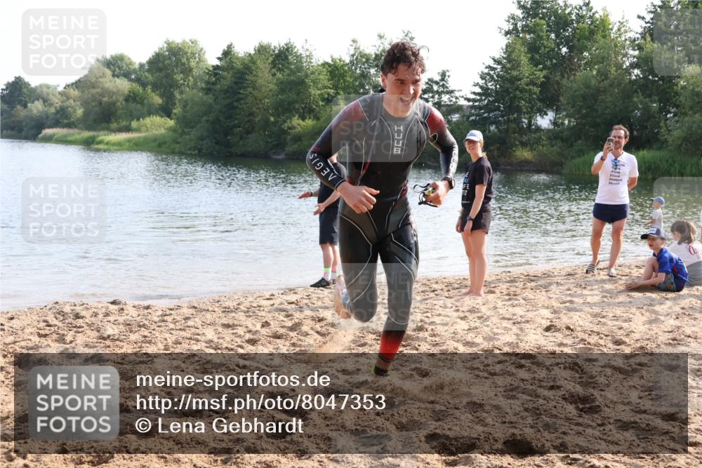 15.06.2025 - 27. Vierlanden-Triathlon Lena Gebhardt http://msf.ph/oto/8047353 15.06.2025 08:47:35 Schwimmen 48 meine-sportfotos.de