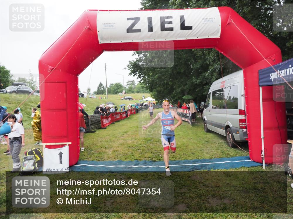 21.06.2025 - 27. Vierlanden-Triathlon MichiJ http://msf.ph/oto/8047354 15.06.2026 14:12:35 Ziel 19, 1279 meine-sportfotos.de
