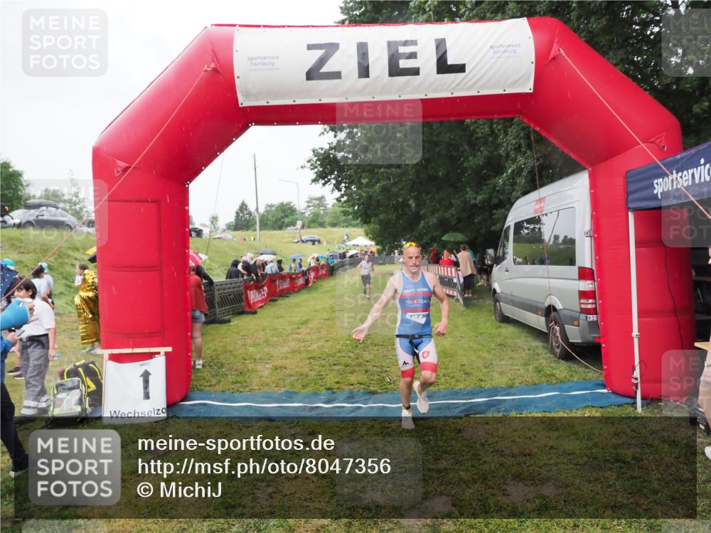 21.06.2025 - 27. Vierlanden-Triathlon MichiJ http://msf.ph/oto/8047356 15.06.2026 14:12:35 Ziel 19, 1279 meine-sportfotos.de