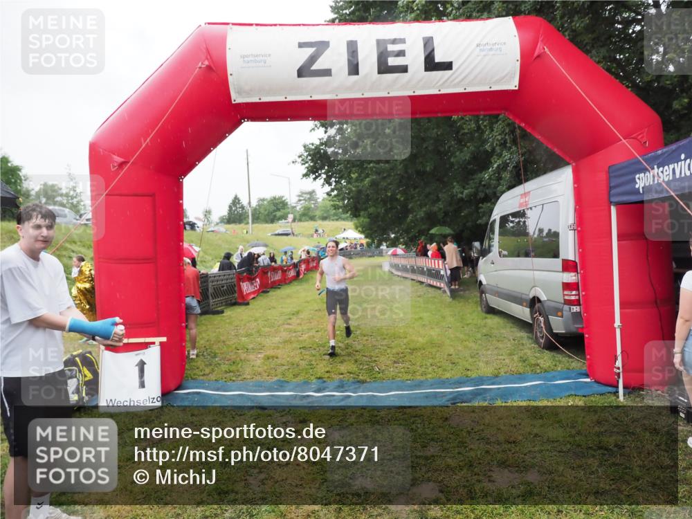 21.06.2025 - 27. Vierlanden-Triathlon MichiJ http://msf.ph/oto/8047371 15.06.2026 14:12:39 Ziel 19, 1279 meine-sportfotos.de
