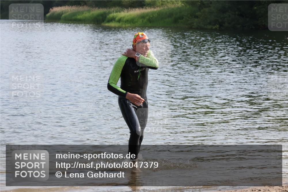 15.06.2025 - 27. Vierlanden-Triathlon Lena Gebhardt http://msf.ph/oto/8047379 15.06.2025 08:47:52 Schwimmen 34, 193 meine-sportfotos.de