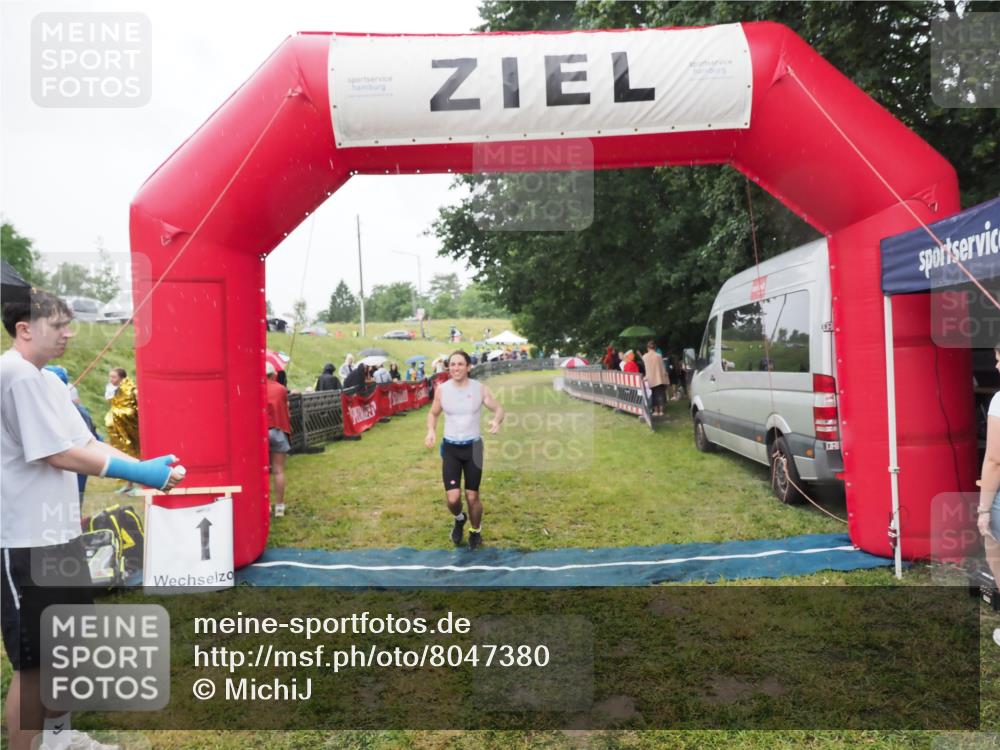 21.06.2025 - 27. Vierlanden-Triathlon MichiJ http://msf.ph/oto/8047380 15.06.2026 14:12:39 Ziel 19, 1279 meine-sportfotos.de