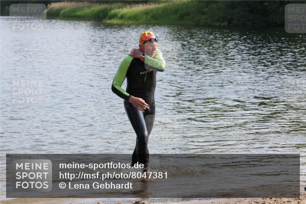 15.06.2025 - 27. Vierlanden-Triathlon Lena Gebhardt http://msf.ph/oto/8047381 15.06.2025 08:47:52 Schwimmen 34, 193 meine-sportfotos.de