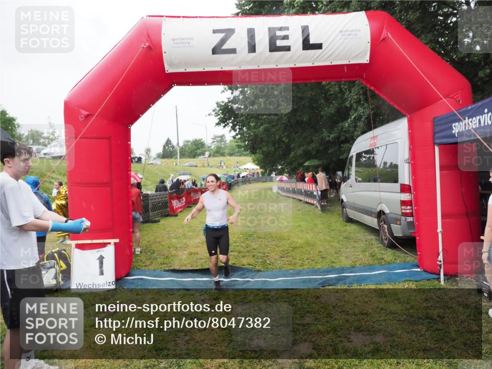21.06.2025 - 27. Vierlanden-Triathlon MichiJ http://msf.ph/oto/8047382 15.06.2026 14:12:39 Ziel 19, 1279 meine-sportfotos.de