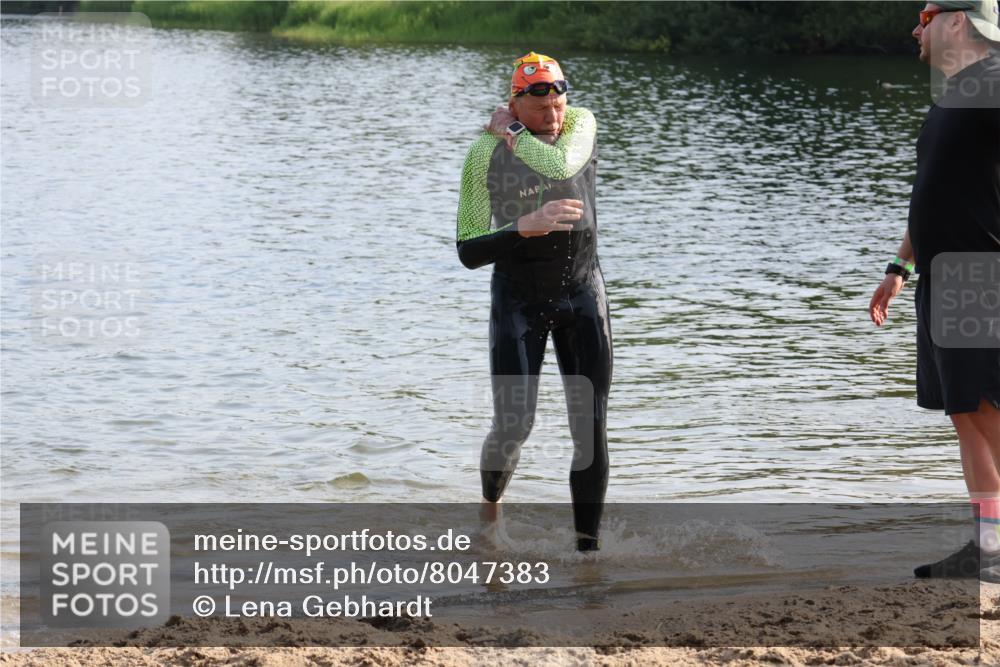 15.06.2025 - 27. Vierlanden-Triathlon Lena Gebhardt http://msf.ph/oto/8047383 15.06.2025 08:47:53 Schwimmen 16, 34, 193 meine-sportfotos.de