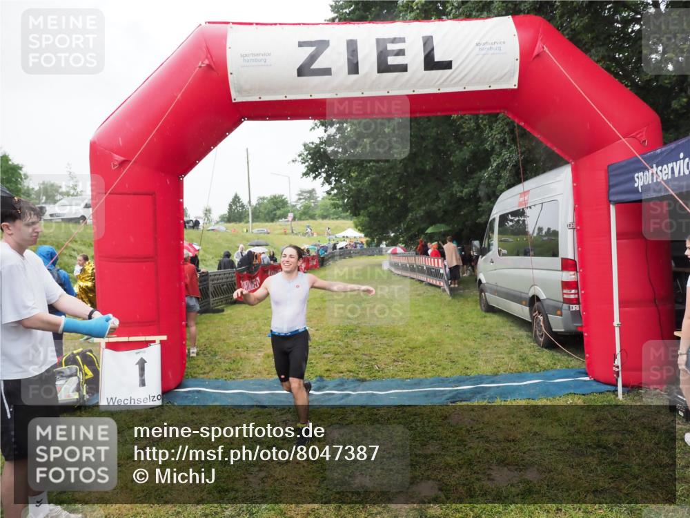 21.06.2025 - 27. Vierlanden-Triathlon MichiJ http://msf.ph/oto/8047387 15.06.2026 14:12:40 Ziel 19, 1279 meine-sportfotos.de