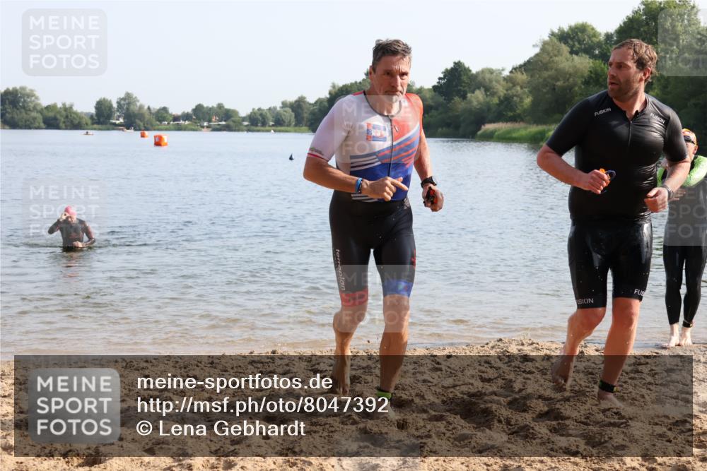 15.06.2025 - 27. Vierlanden-Triathlon Lena Gebhardt http://msf.ph/oto/8047392 15.06.2025 08:47:55 Schwimmen 16, 34, 167, 193 meine-sportfotos.de
