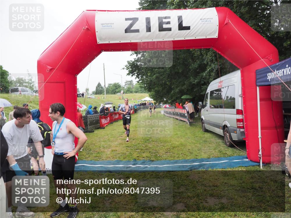 21.06.2025 - 27. Vierlanden-Triathlon MichiJ http://msf.ph/oto/8047395 15.06.2026 14:12:54 Ziel 1234 meine-sportfotos.de