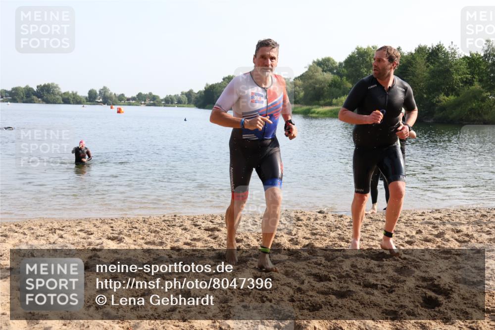 15.06.2025 - 27. Vierlanden-Triathlon Lena Gebhardt http://msf.ph/oto/8047396 15.06.2025 08:47:56 Schwimmen 16, 34, 167, 193 meine-sportfotos.de