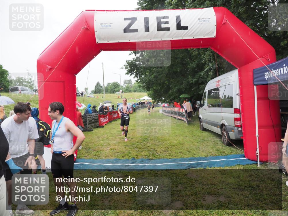 21.06.2025 - 27. Vierlanden-Triathlon MichiJ http://msf.ph/oto/8047397 15.06.2026 14:12:54 Ziel 1234 meine-sportfotos.de