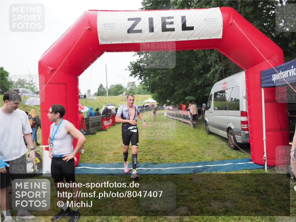 21.06.2025 - 27. Vierlanden-Triathlon MichiJ http://msf.ph/oto/8047407 15.06.2026 14:12:55 Ziel 1234 meine-sportfotos.de