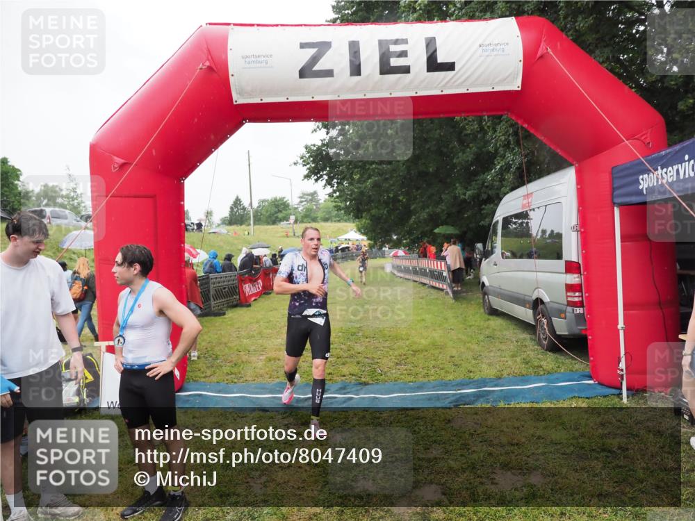 21.06.2025 - 27. Vierlanden-Triathlon MichiJ http://msf.ph/oto/8047409 15.06.2026 14:12:55 Ziel 1234 meine-sportfotos.de