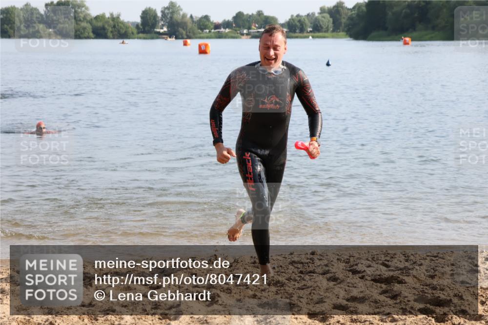 15.06.2025 - 27. Vierlanden-Triathlon Lena Gebhardt http://msf.ph/oto/8047421 15.06.2025 08:48:03 Schwimmen 16, 34, 167, 193 meine-sportfotos.de
