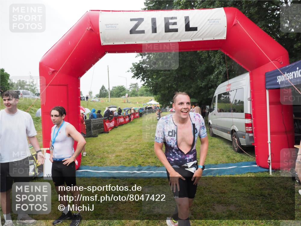 21.06.2025 - 27. Vierlanden-Triathlon MichiJ http://msf.ph/oto/8047422 15.06.2026 14:12:57 Ziel 1195, 1234 meine-sportfotos.de