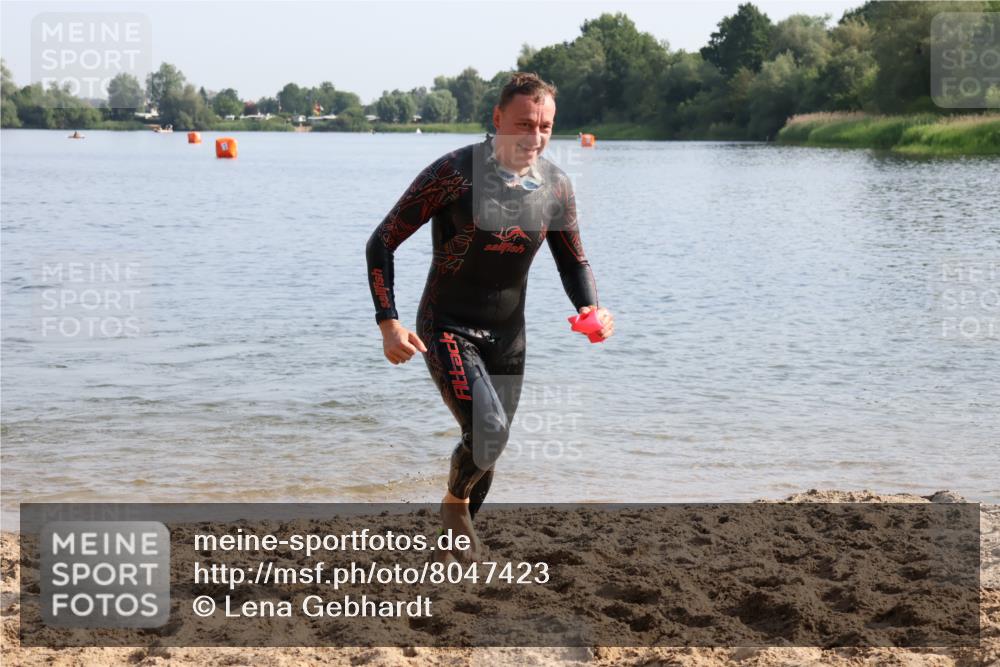 15.06.2025 - 27. Vierlanden-Triathlon Lena Gebhardt http://msf.ph/oto/8047423 15.06.2025 08:48:04 Schwimmen 16, 34, 167, 193 meine-sportfotos.de