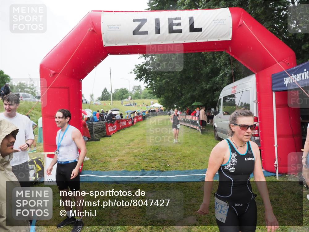 21.06.2025 - 27. Vierlanden-Triathlon MichiJ http://msf.ph/oto/8047427 15.06.2026 14:13:03 Ziel 918, 1195 meine-sportfotos.de