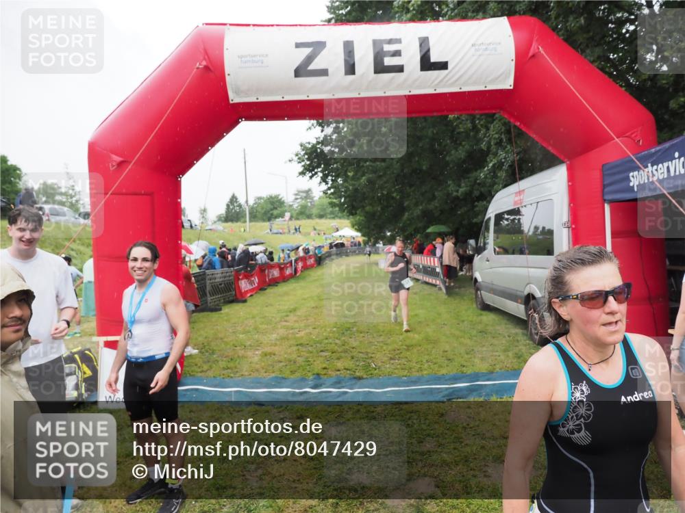 21.06.2025 - 27. Vierlanden-Triathlon MichiJ http://msf.ph/oto/8047429 15.06.2026 14:13:03 Ziel 918, 1195 meine-sportfotos.de