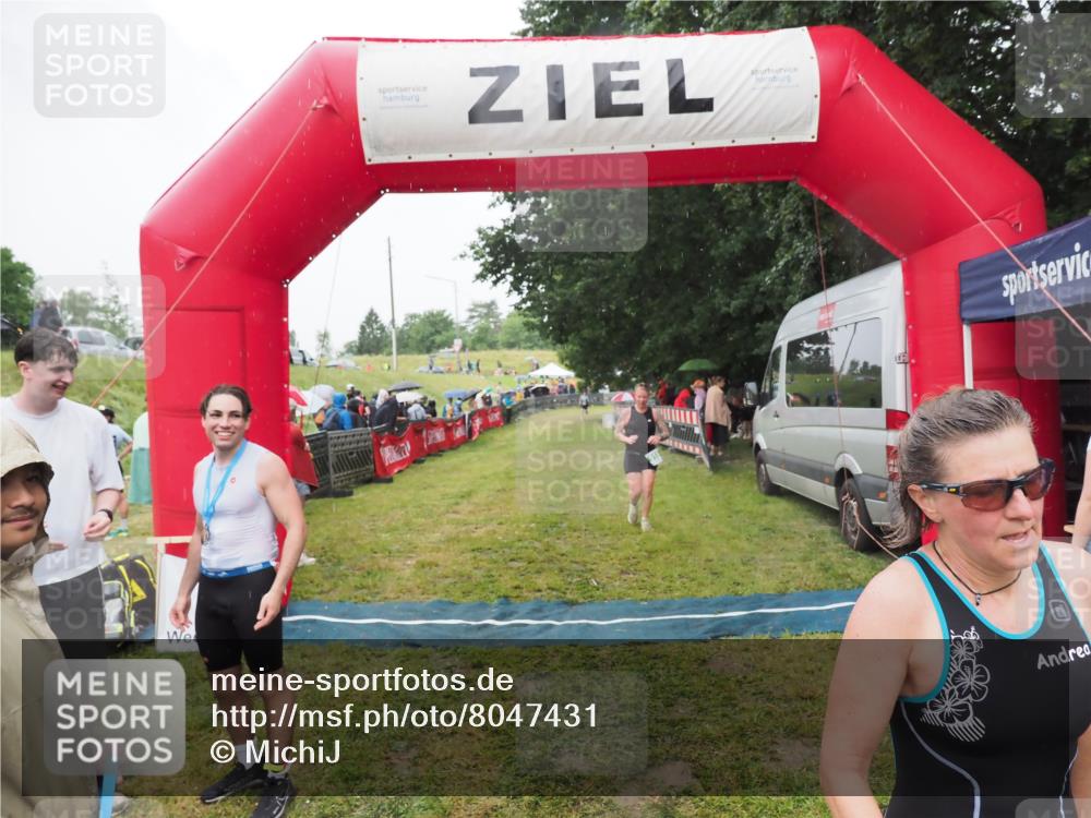 21.06.2025 - 27. Vierlanden-Triathlon MichiJ http://msf.ph/oto/8047431 15.06.2026 14:13:03 Ziel 918, 1195 meine-sportfotos.de