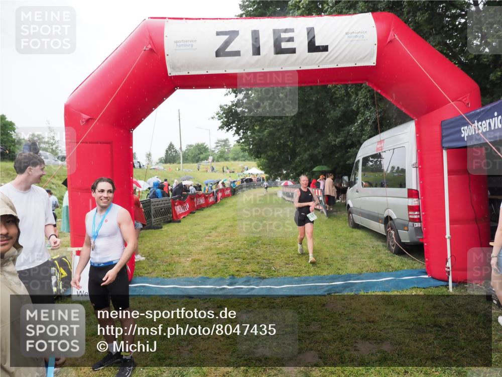 21.06.2025 - 27. Vierlanden-Triathlon MichiJ http://msf.ph/oto/8047435 15.06.2026 14:13:04 Ziel 918, 1195 meine-sportfotos.de