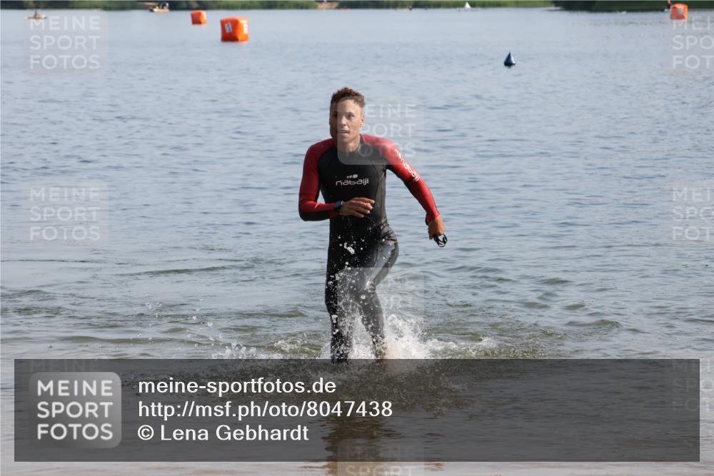 15.06.2025 - 27. Vierlanden-Triathlon Lena Gebhardt http://msf.ph/oto/8047438 15.06.2025 08:48:17 Schwimmen 70 meine-sportfotos.de