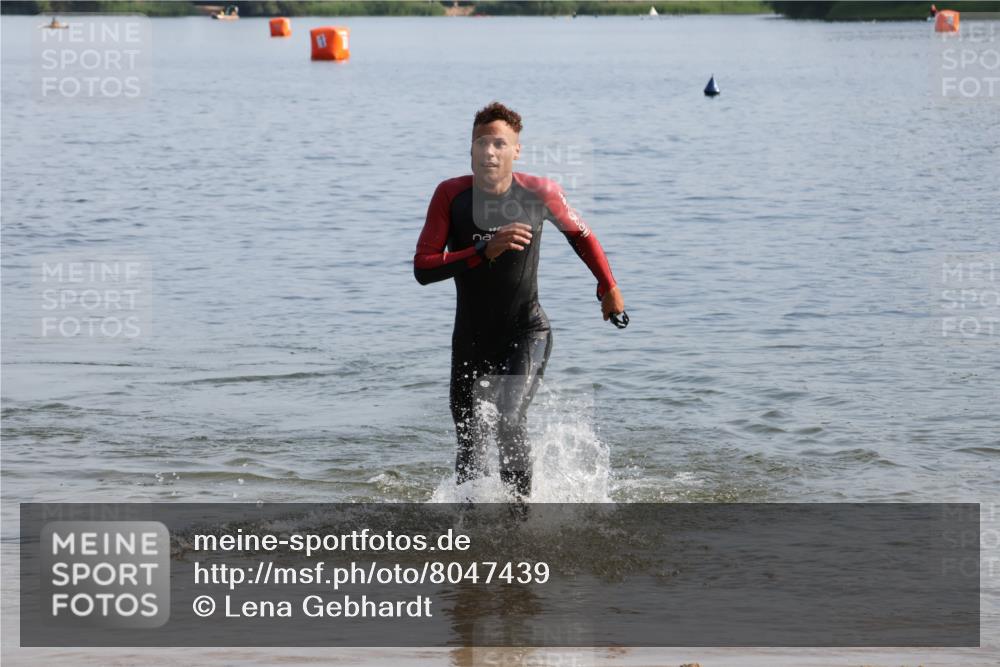 15.06.2025 - 27. Vierlanden-Triathlon Lena Gebhardt http://msf.ph/oto/8047439 15.06.2025 08:48:17 Schwimmen 70 meine-sportfotos.de