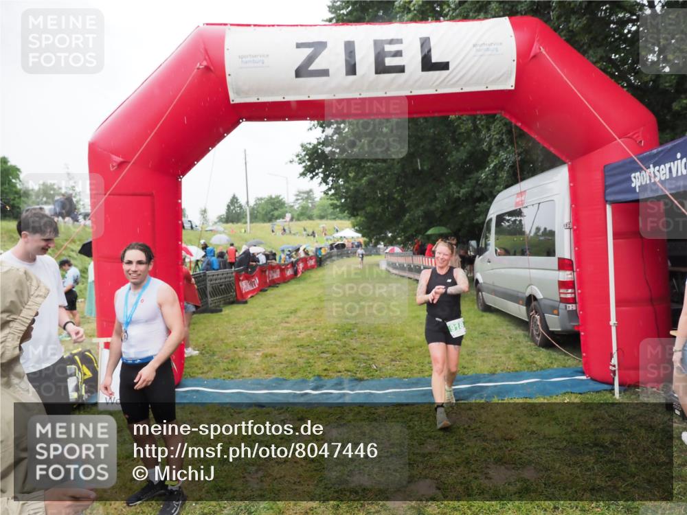 21.06.2025 - 27. Vierlanden-Triathlon MichiJ http://msf.ph/oto/8047446 15.06.2026 14:13:05 Ziel 918, 1195 meine-sportfotos.de