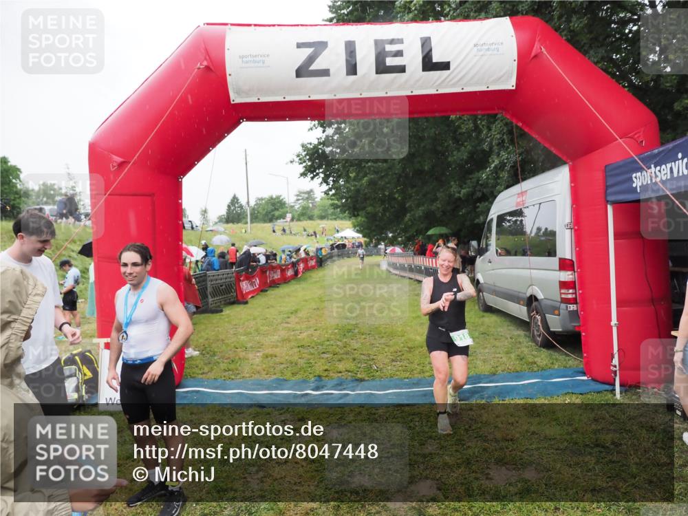21.06.2025 - 27. Vierlanden-Triathlon MichiJ http://msf.ph/oto/8047448 15.06.2026 14:13:05 Ziel 918, 1195 meine-sportfotos.de
