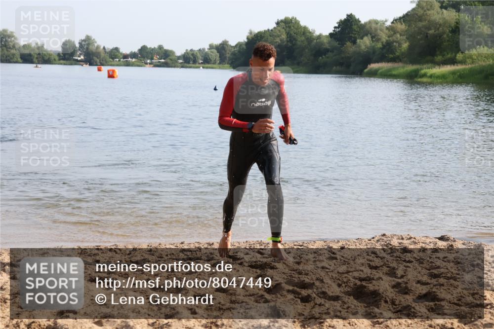 15.06.2025 - 27. Vierlanden-Triathlon Lena Gebhardt http://msf.ph/oto/8047449 15.06.2025 08:48:19 Schwimmen 70 meine-sportfotos.de