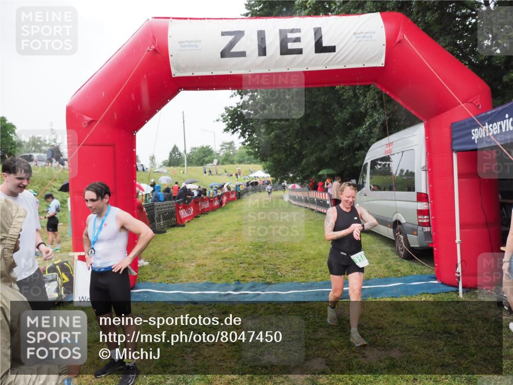 21.06.2025 - 27. Vierlanden-Triathlon MichiJ http://msf.ph/oto/8047450 15.06.2026 14:13:05 Ziel 918, 1195 meine-sportfotos.de