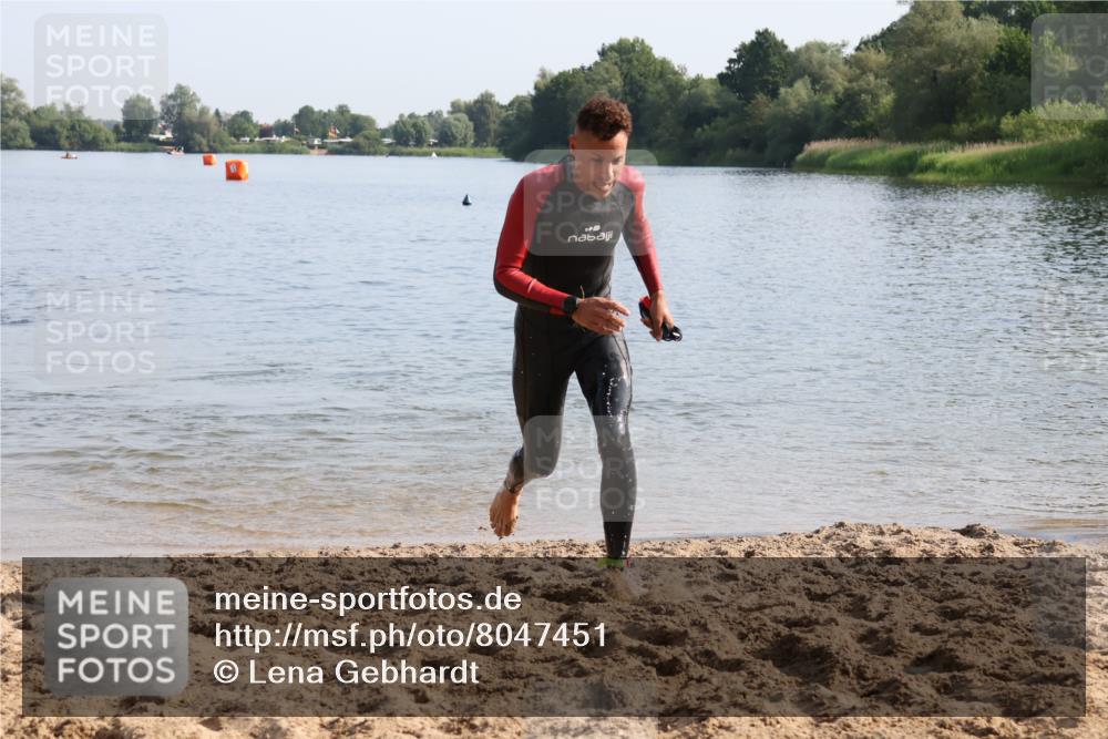15.06.2025 - 27. Vierlanden-Triathlon Lena Gebhardt http://msf.ph/oto/8047451 15.06.2025 08:48:19 Schwimmen 70 meine-sportfotos.de