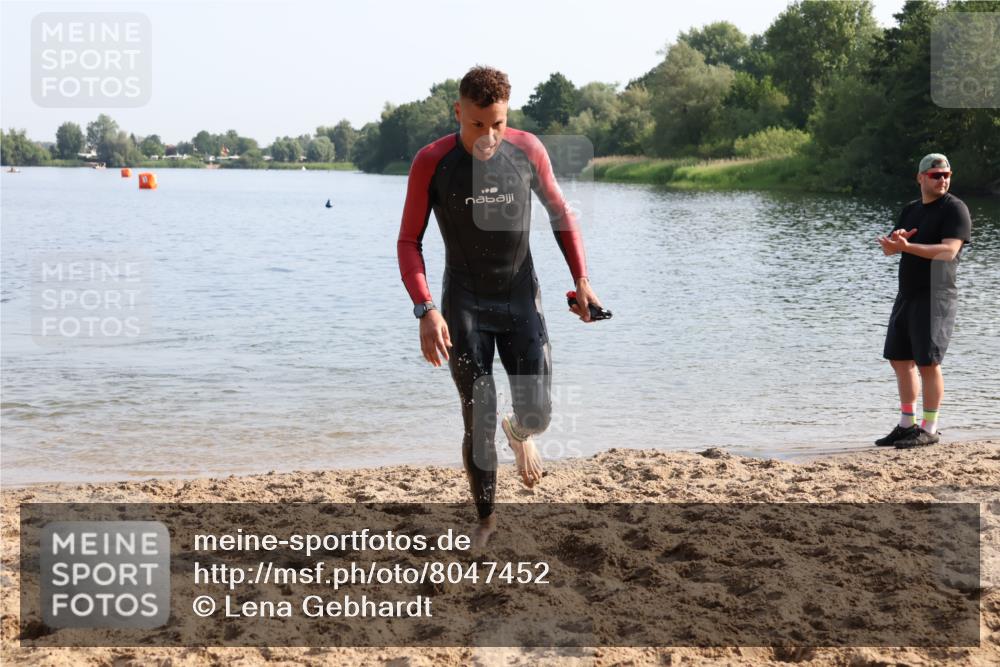15.06.2025 - 27. Vierlanden-Triathlon Lena Gebhardt http://msf.ph/oto/8047452 15.06.2025 08:48:19 Schwimmen 70 meine-sportfotos.de