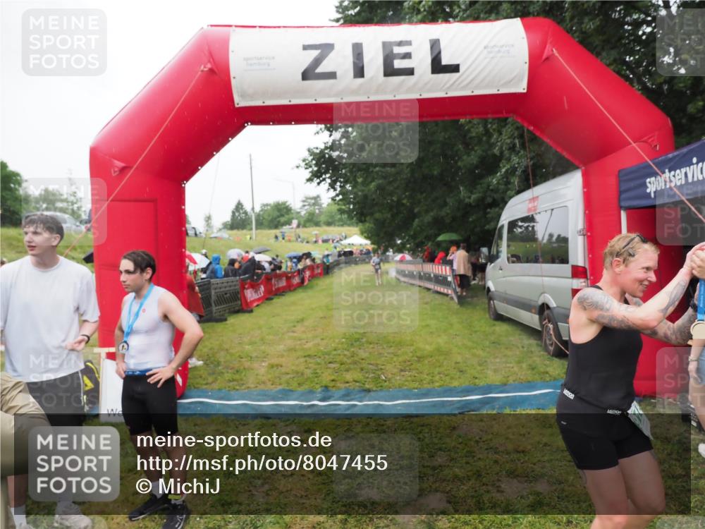 21.06.2025 - 27. Vierlanden-Triathlon MichiJ http://msf.ph/oto/8047455 15.06.2026 14:13:07 Ziel 918, 1185, 1195 meine-sportfotos.de